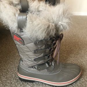 Silver/gray Sorel boots